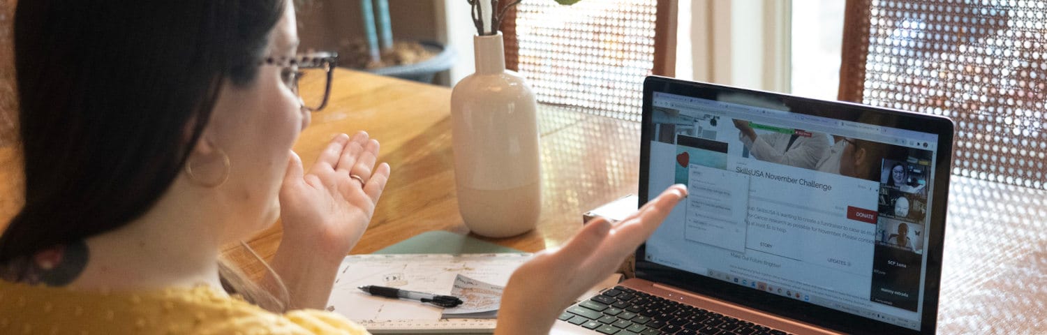 Elev care participă la un curs online acasă