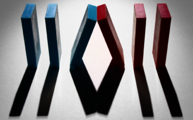 Fotografie abstractă realizată cu plăci de lemn