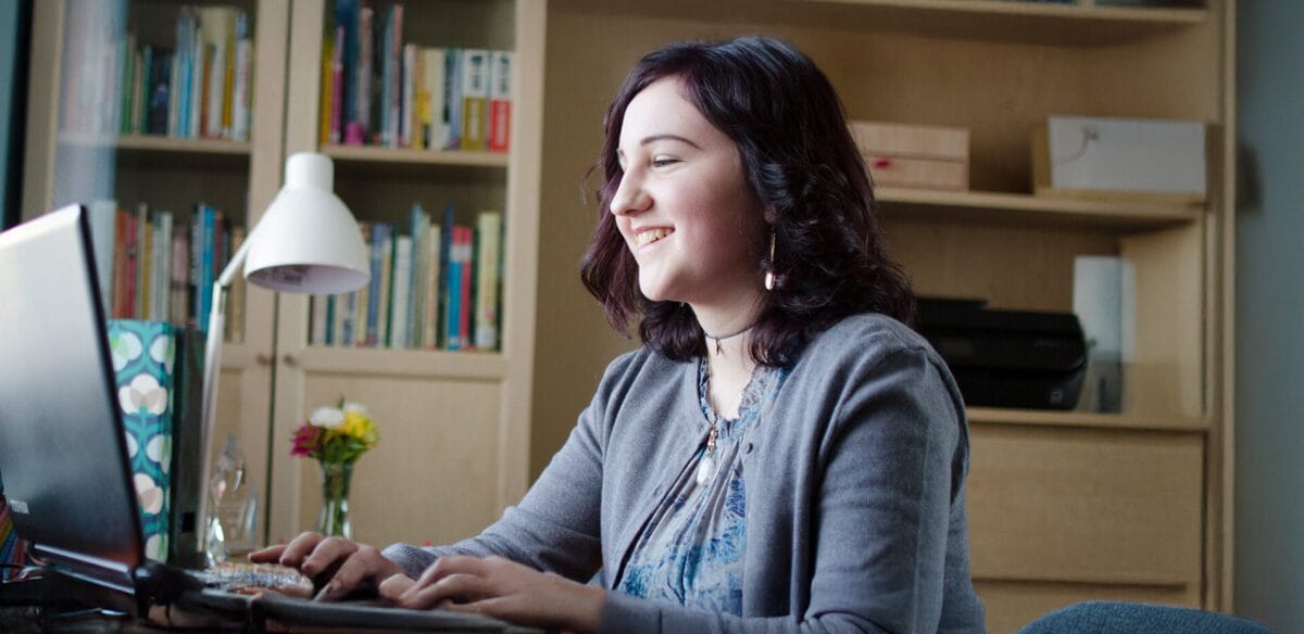 Elev de liceu care participă la un curs online la domiciliu
